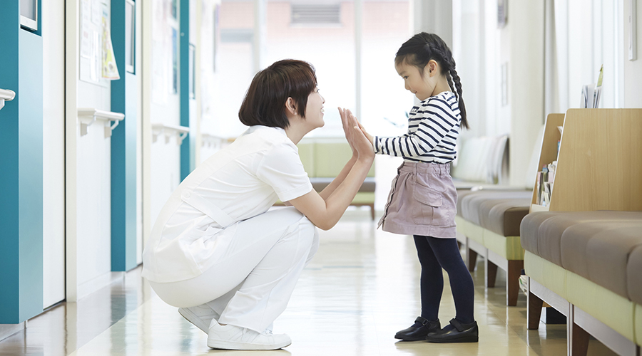 小児科看護師と子ども