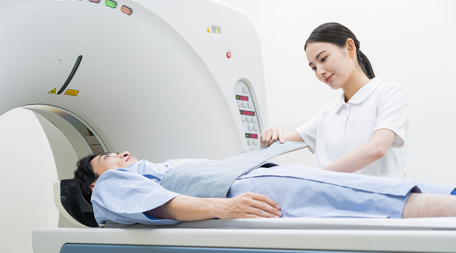 MRIを撮る患者
