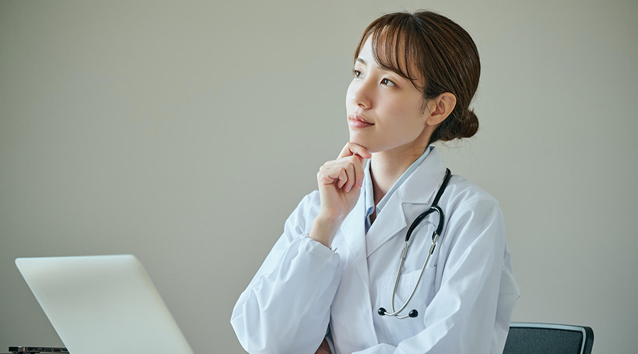 専攻医の年収は？相場との比較・アップ術を解説