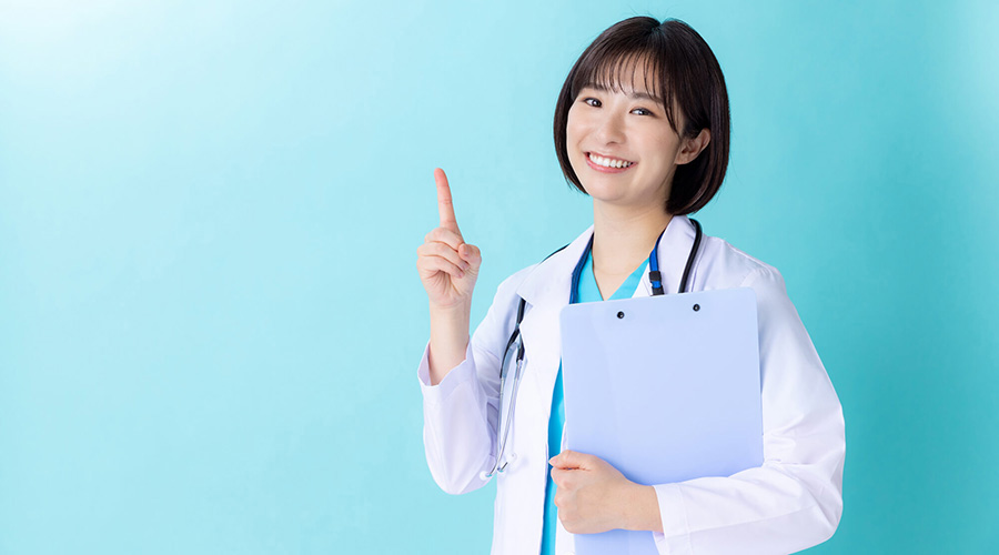 女医がカルテを持っている