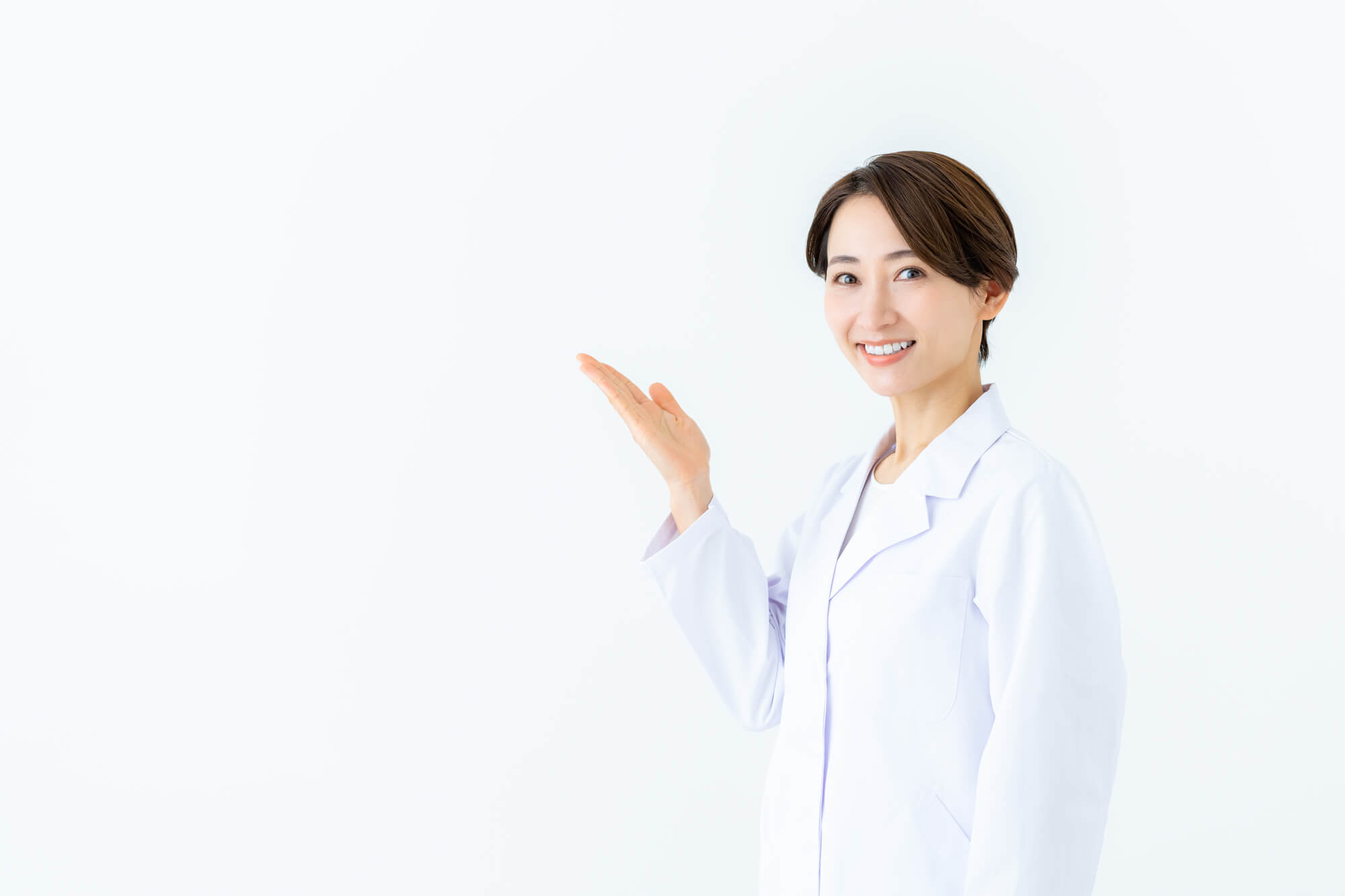 手を指し示す女性