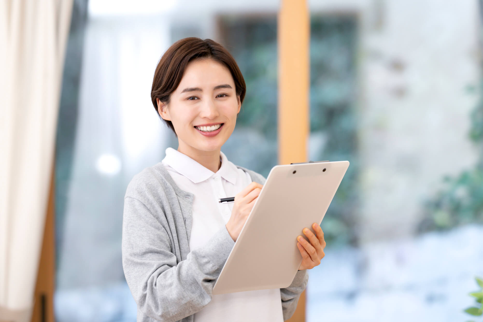 クリップボードを持つ女性