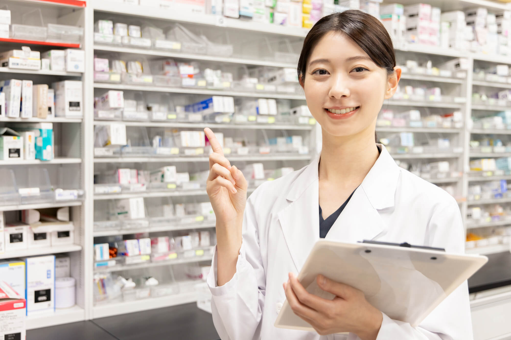 指をさす薬剤師の女性