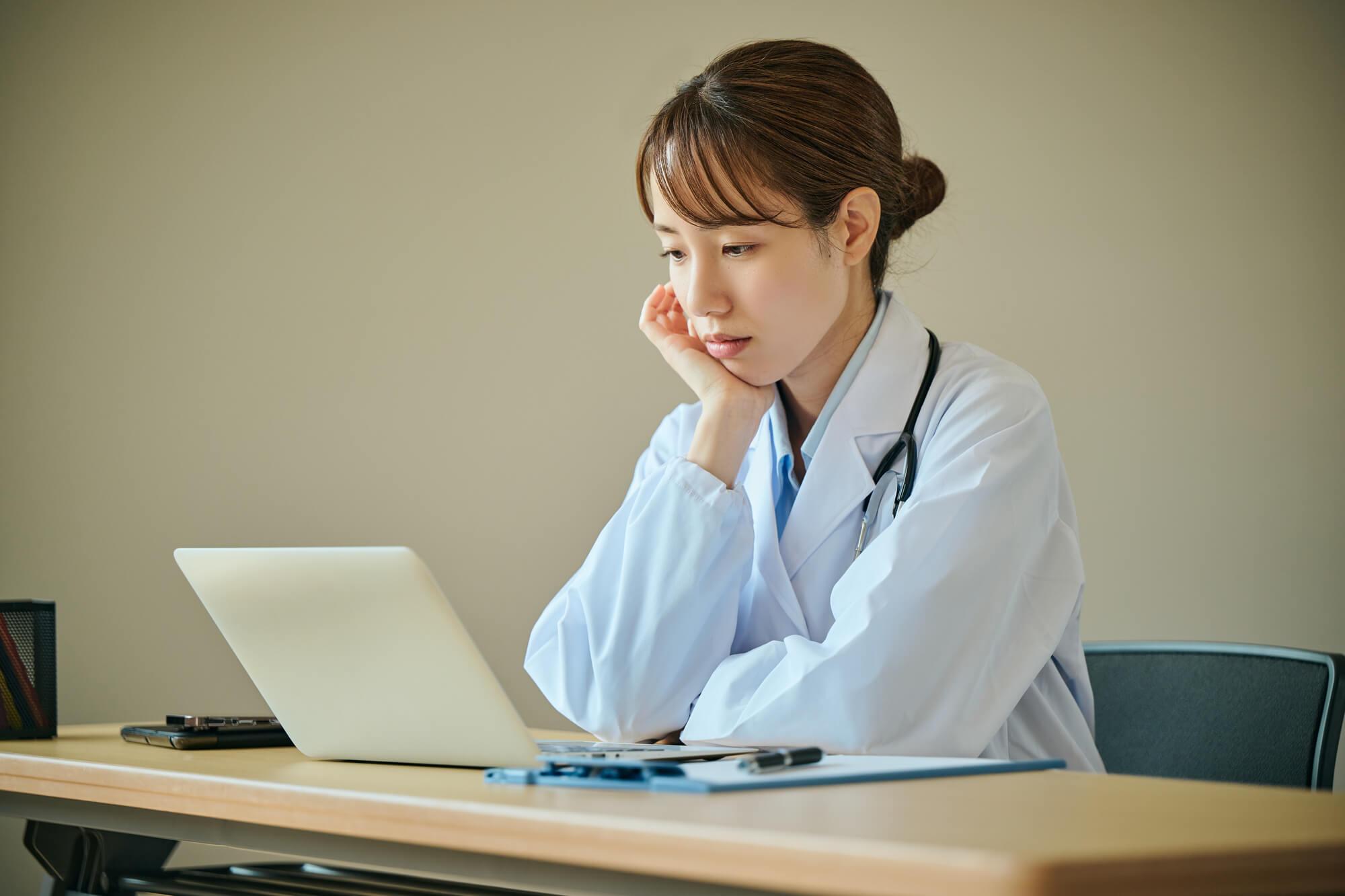 医者はフリーランスになれる？働き方の実態と収入・注意点を解説